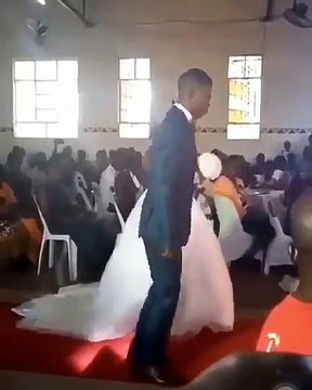 Ce nouveau marié est vraiment très heureux de sa nouvelle union et il le démontre. Regardez sa danse comique !