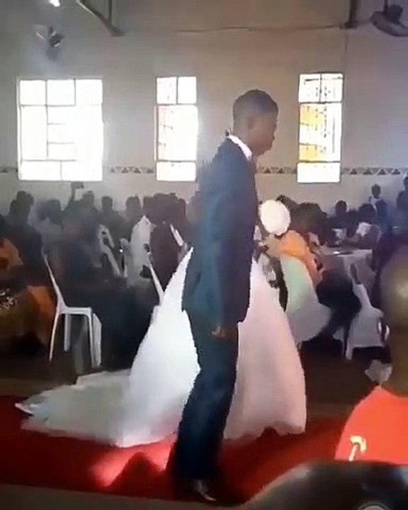 Ce nouveau marié est vraiment très heureux de sa nouvelle union et il le démontre. Regardez sa danse comique !