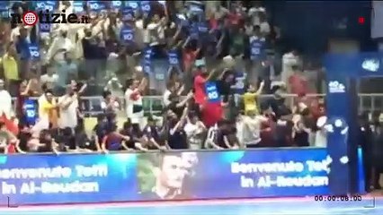 Gaffe Totti, entra in campo con l'inno sbagliato | Notizie.it