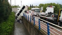 Su Kanalına Düşen Minibüsten Burnu Bile Kanamadan Çıktı