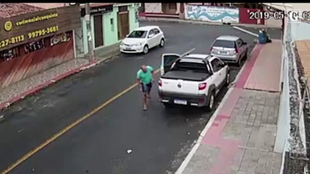 Homem arremessa pedras em assaltante na Serra