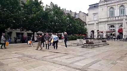 La flashmob de Bat Macadam en face du théâtre de Lons-le-Saunier