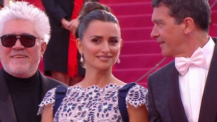 La Montée des marches de l'équipe du film Douleur et Gloire - Cannes 2019