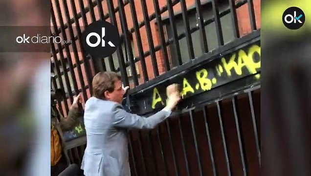 Almeida limpia pintadas contra la Policía consentidas por Sánchez Mato en Vicálvaro