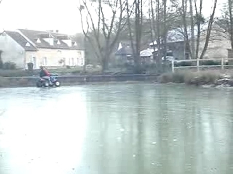 720 degrés en quad sur la glace de l'étang gelé