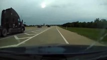 Cet automobiliste bloqué par un camion en s’insérant sur l'autoroute part en tête-à-queue