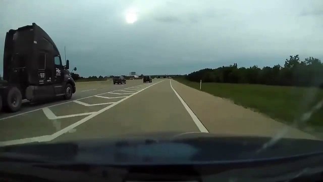 Cet automobiliste bloqué par un camion en s’insérant sur l'autoroute part en tête-à-queue