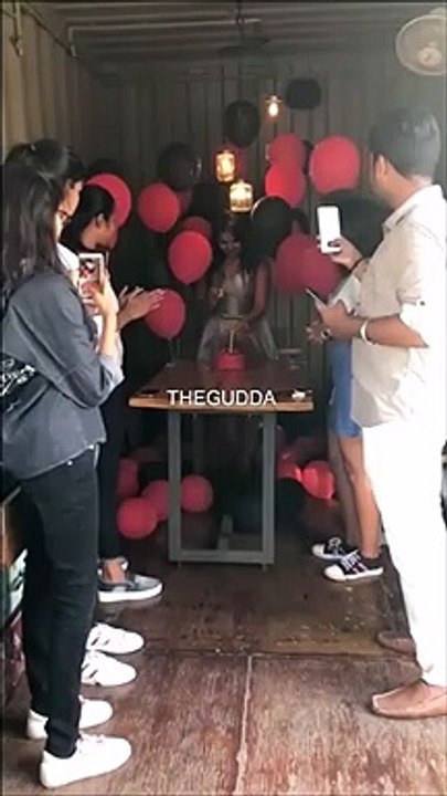 Quand tous les ballons de ta fête d'anniversaire prennent feu