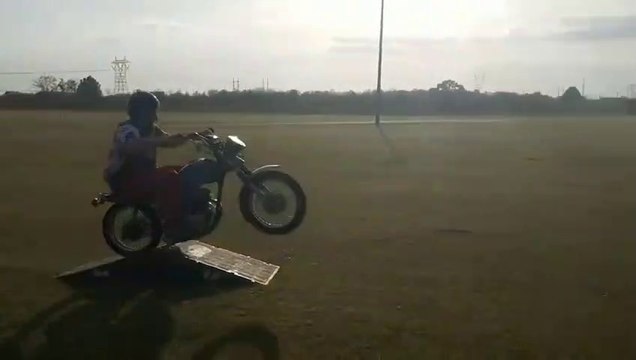 Il tente un tout petit saut en moto et se rate complètement