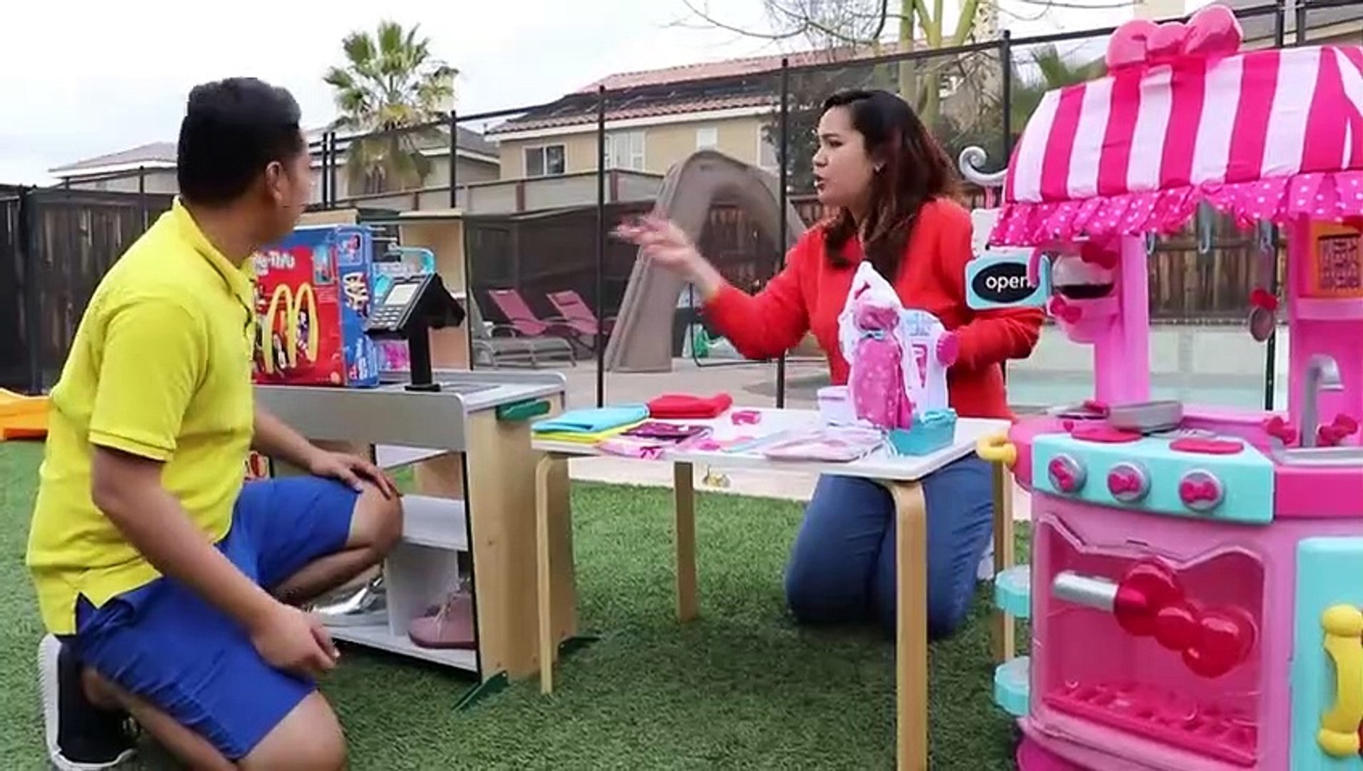 emma and jannie pretend play cooking