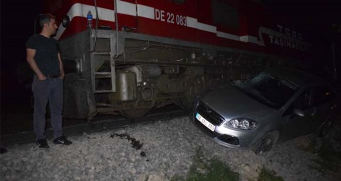 Yaklaşık 150 Kişiyi Taşıyan Yolcu Treni, Hemzemin Geçitte Askıda Kalan Otomobile Çarptı