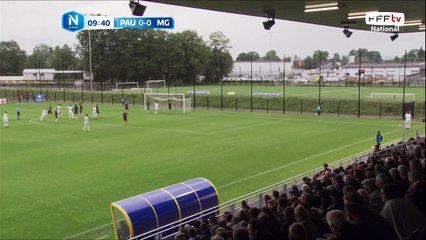 Oh la frappe est stoppée par le portier de Pau.