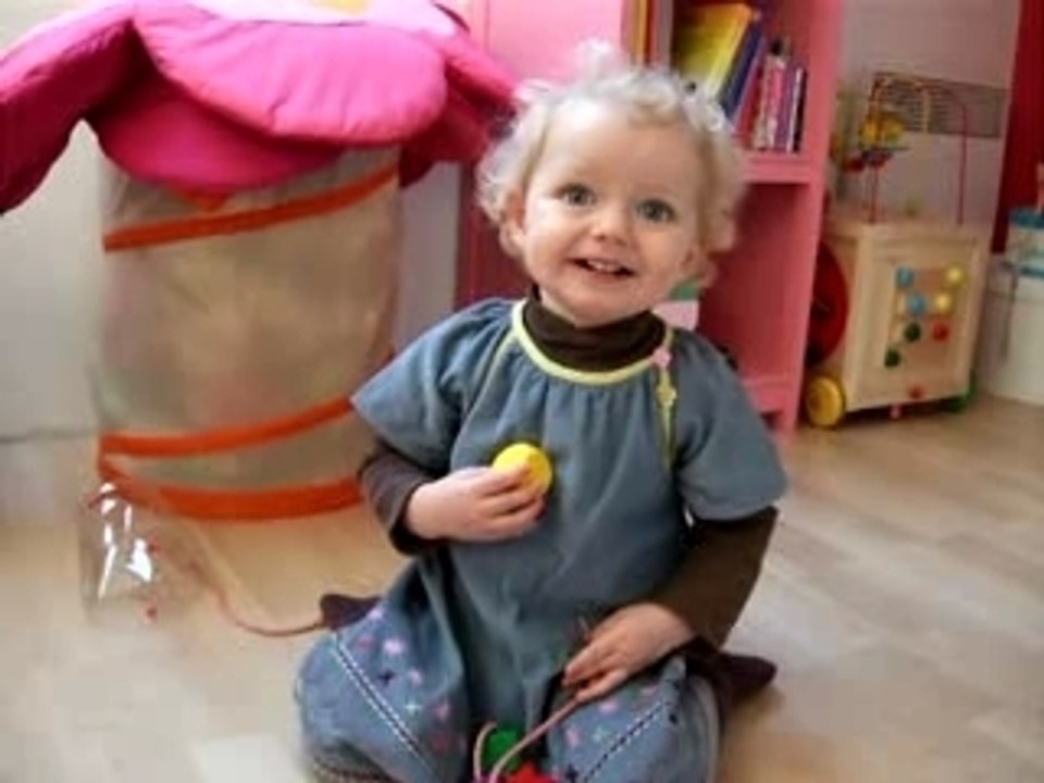 Clémentine enfile perles bois