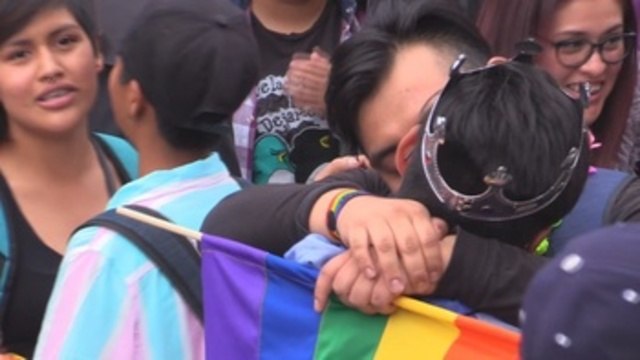 La Ciudad de México se inunda de besos para luchar contra la homofobia