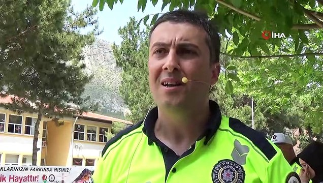 Yaya önceliğine dikkat çekmek için yaya geçidinde konser verdiler, kaza anını canlandırdılar