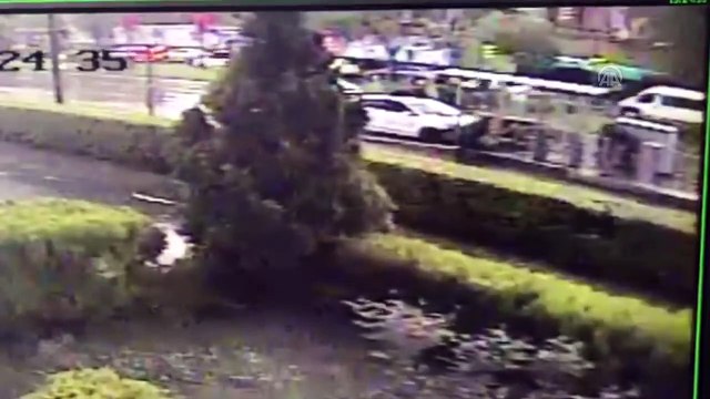 Kaza yapan otomobil durakta bekleyen kadına çarptı - ESKİŞEHİR