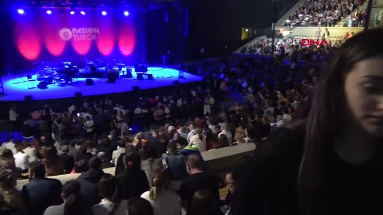 İzmir Pink Martini, İzmirli Hayranları İçin Söy...