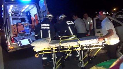 Tur otobüsü park halindeki kamyonete çarptı: 2 yaralı