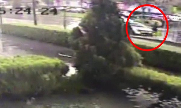 Otomobil, tramvay durağında kadına çarptı