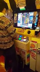 2 joueurs de niveau différent sur une borne d'arcade Pop'n Music
