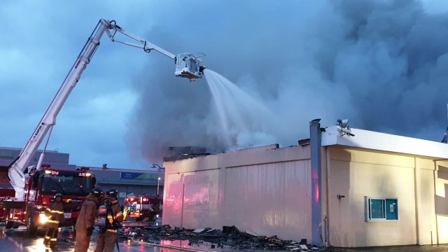 경남 김해 마트에서 불...4시간 만에 진화 / YTN