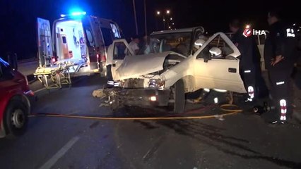 Tur Otobüsü Park Halindeki Kamyonete Çarptı: 2 Yaralı