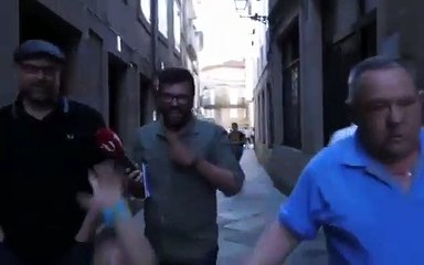 En una entrevista de La Voz de Galicia en directo al alcalde Martiño Noriega,  surge un espontáneo que se sube a la Marea surcándola hasta la cresta de la Ola.