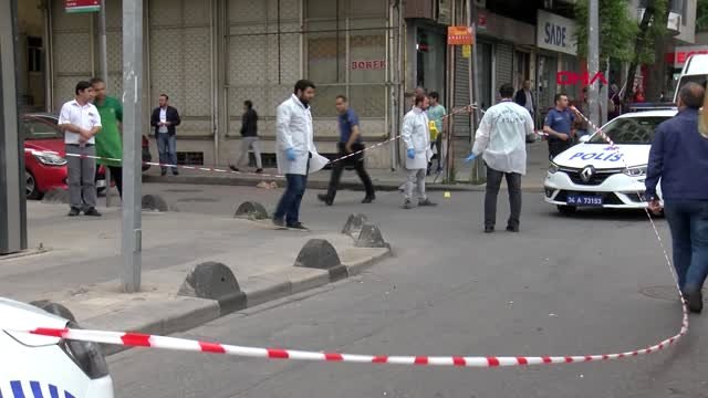 Bağcılar'da Şüphelilerin Kaçtığı Araç Ateş Açılarak Durduruldu