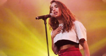 Suudi Şarkıcı Rotana Tarabzouni, Sahnede Dansını Yarıda Keserek Sure Okudu