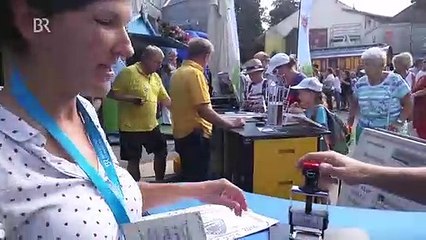 Shayan Hartmann schreibt Postkarten an die Fans auf dem "Lansinger Country Fest"