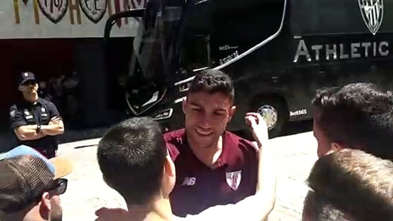 Athletic Club-Sevilla: Unai Simón saluda a unos aficionados en el Sánchez Pizjuán
