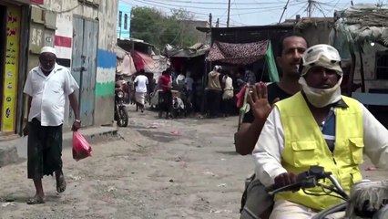 سكان الخوخة يعبرون عن شكوكهم حول انسحاب الحوثيين من مرفا الحديدة