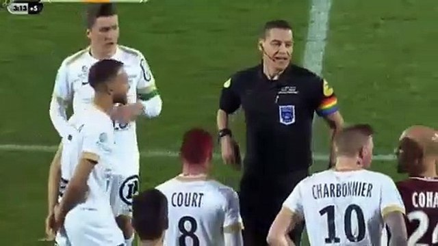 Football - Ligue 2 - L'arbitre Yohann Rouinsard donne ses cartons aux joueurs avant de partir à la retraite