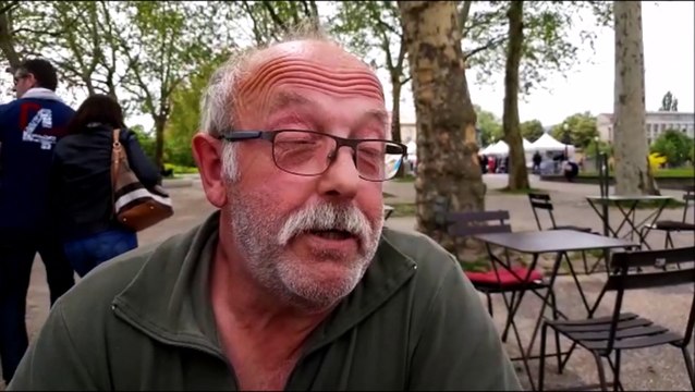 Un apiculteur décroche un essaim d'abeilles en plein centre-ville à Metz