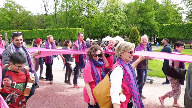 La Lorraine est formidable : Vosges terre textile fête l'événement en chanson et avec une bande de tissu de 88 m de long