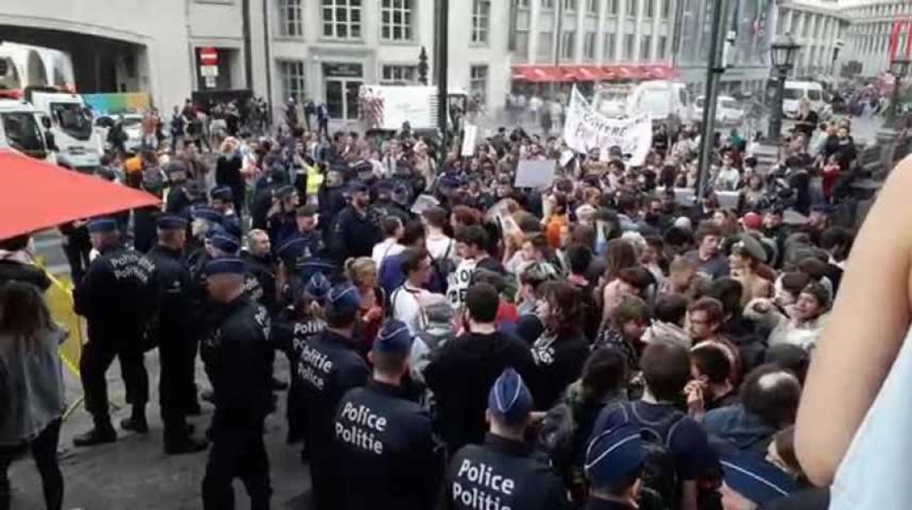 Des manifestants écartés de la Belgian Pride
