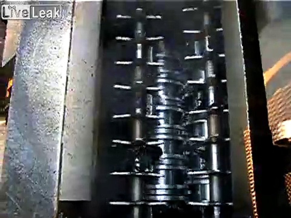 Tu ne veux pas tomber dans ce broyeur de pneus !