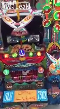 Ce fermier a décoré son tracteur pour noel lol !