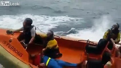 Emporté par les vagues ce bateau se renverse en pleine tempête !