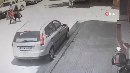 Karşıya Geçerken Annesinin Elini Bırakan Çocuğa Araba Böyle Çarptı