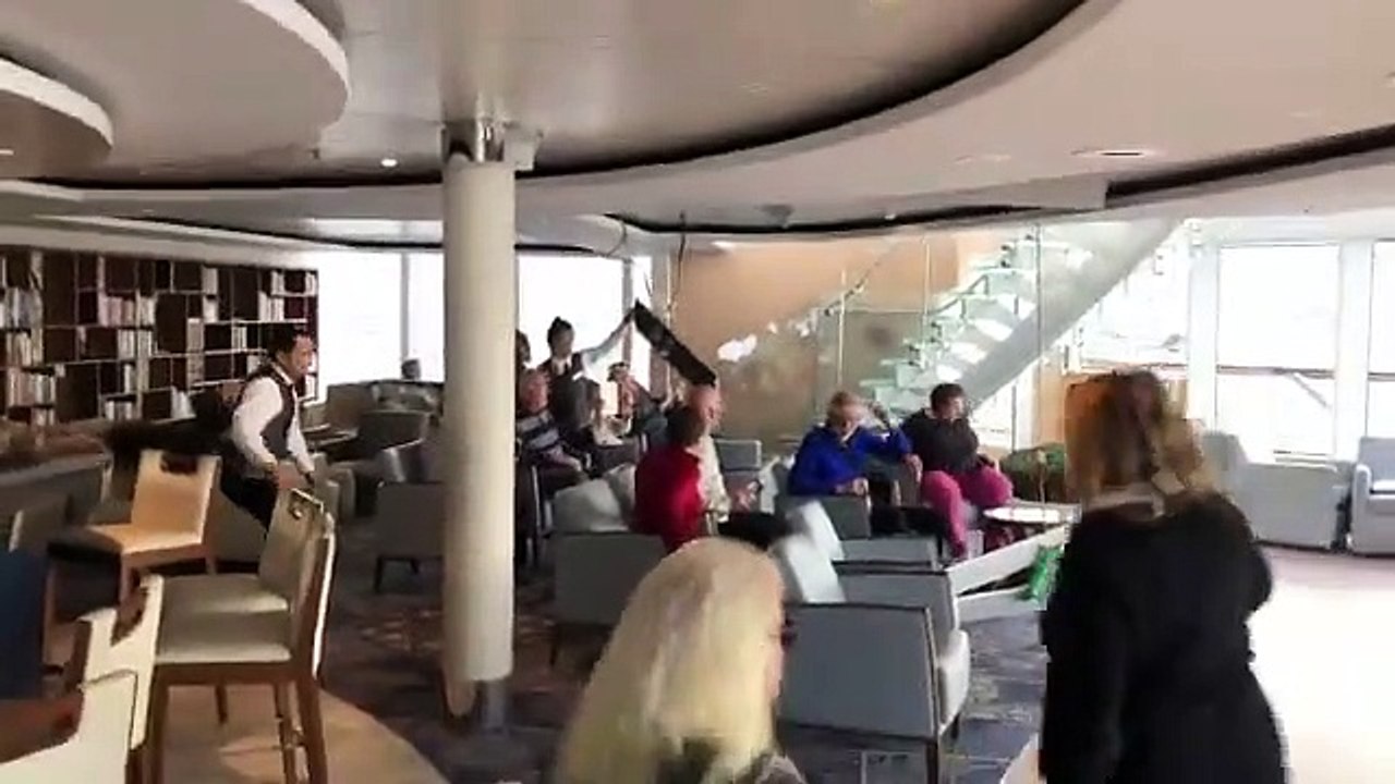 Un bateau de croisière en panne en pleine tempête