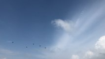 135 soldats parachutistes US s’élancent au dessus du Mont