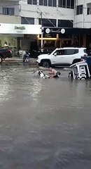 Chuva alaga principal avenida de Guriri