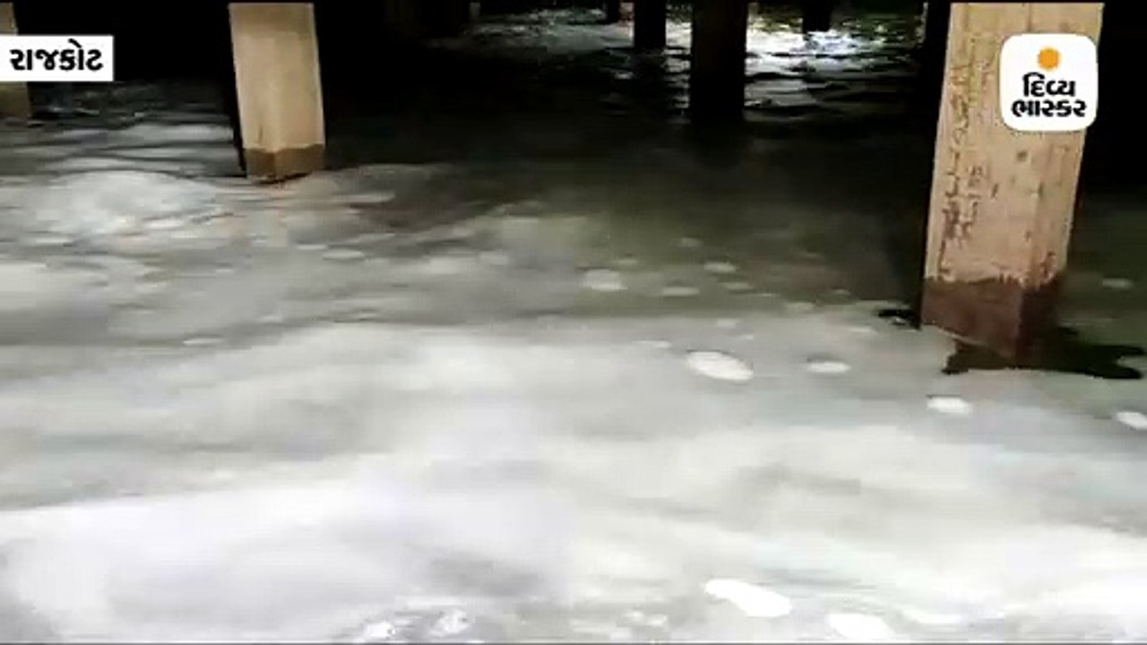 વડોદરા બાદ રાજકોટમાં પાણીના ટાંકા દૂષિત હોવાનું આવ્યું સામે, અધિકારીઓ પાણી પીને બતાવ્યું