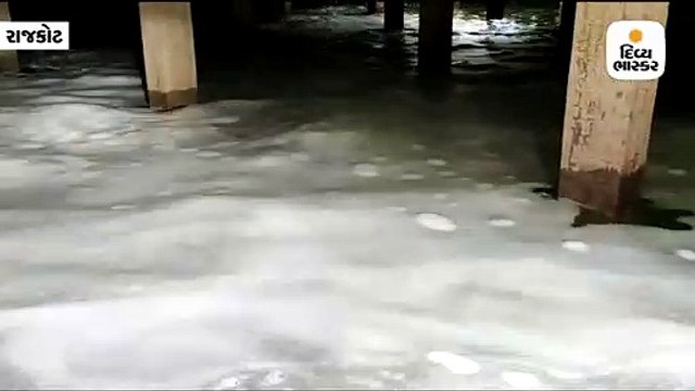 વડોદરા બાદ રાજકોટમાં પાણીના ટાંકા દૂષિત હોવાનું આવ્યું સામે, અધિકારીઓ પાણી પીને બતાવ્યું