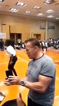 Arnold Schwarzenegger violemment attaqué et projeté à terre lors d'une rencontre avec le public