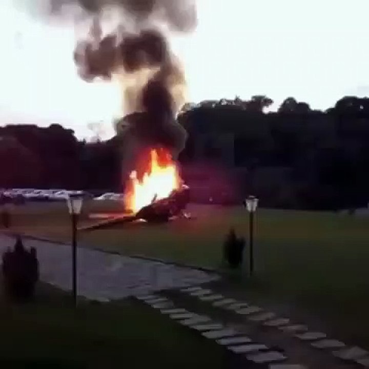 Elle arrive en hélicoptère en feu pour son mariage
