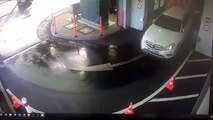 Elle encastre sa voiture dans un mur en sortant d'une station de lavage