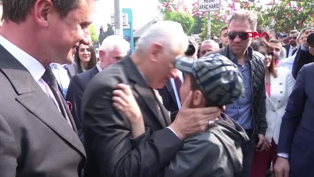 Binali Yıldırım Beşiktaş Çarşı'yı Ziyaret Etti