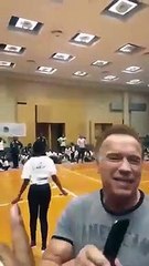 'Terminatör'ü uçan tekmeyle yere serdi!